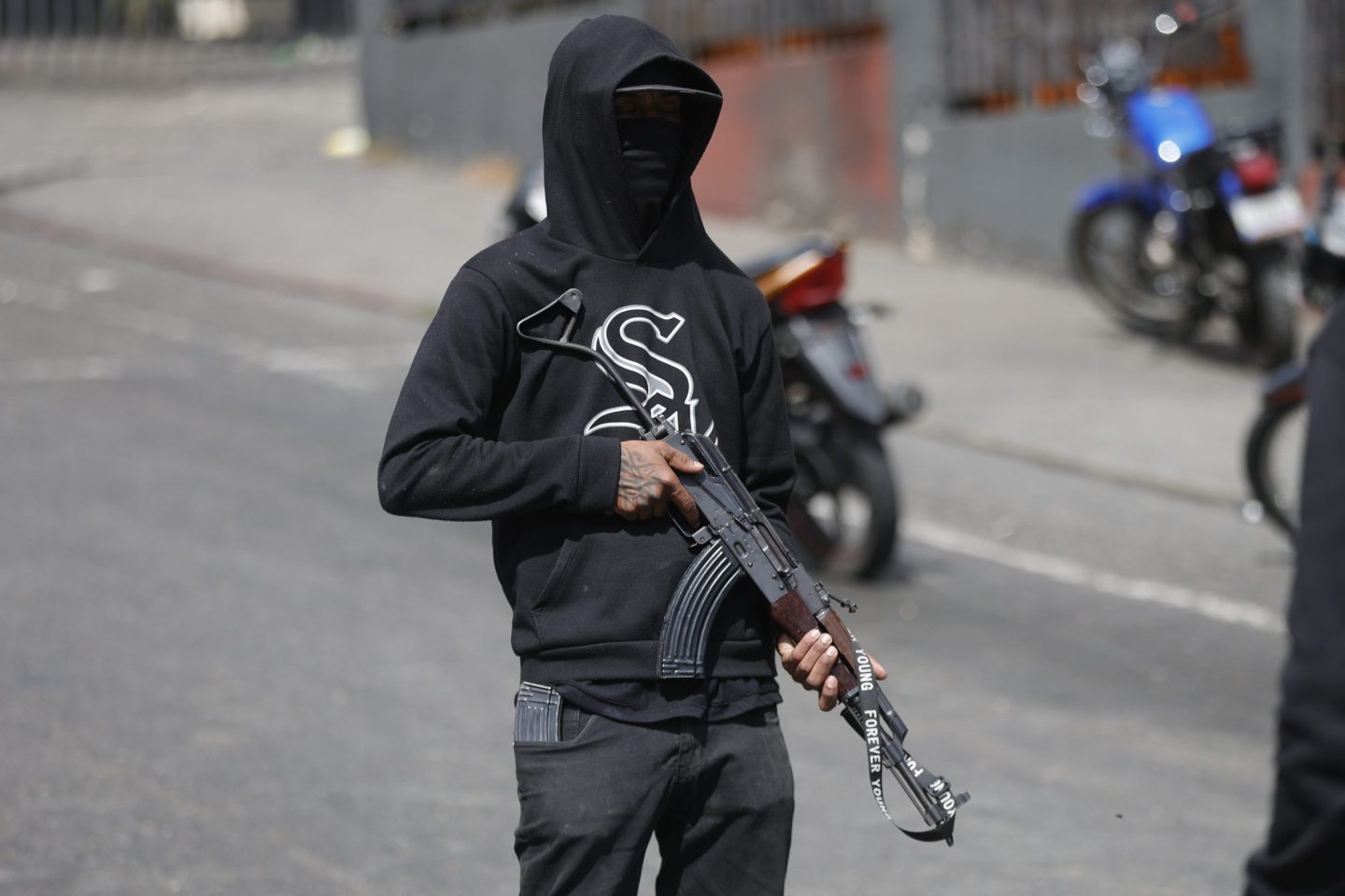 03 January 2026, Venezuela, Caracas: Armed men guard the entrance to the "23 de Enero" neighborhood, a symbolic district for supporters of the late Venezuelan leader and Maduro's predecessor Chávez, after the capture of Venezuelan leader Maduro by the US became known. Photo: Jeampier Arguinzones/dpa (Photo by Jeampier Arguinzones/picture alliance via Getty Images)