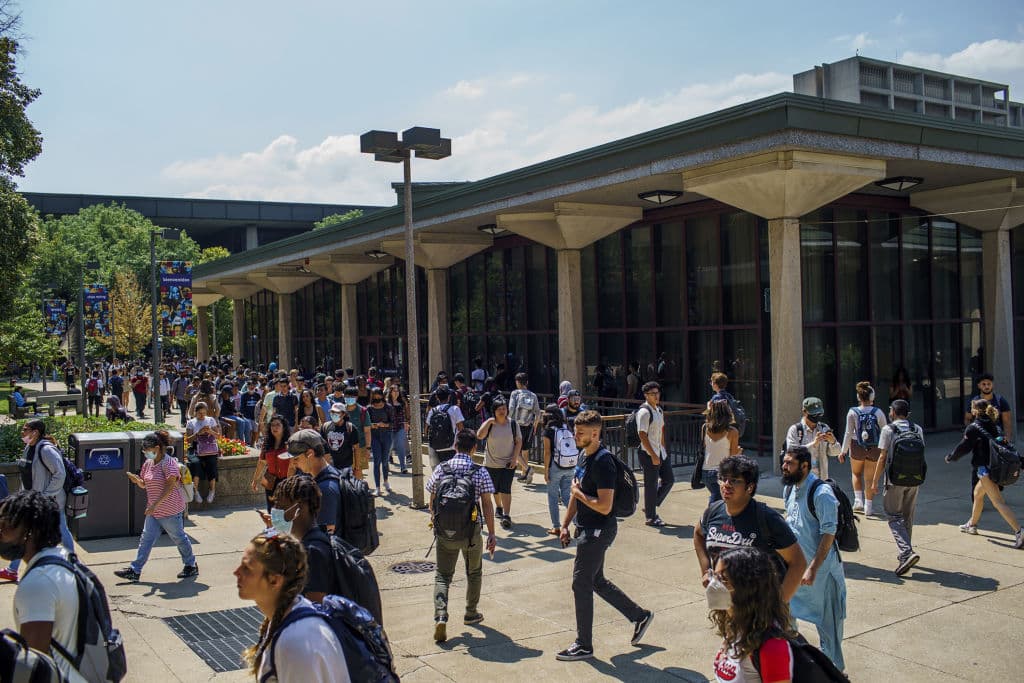 Students on campus at the University of Illinois at Chicago, as seen in August 2022. (Armando L. Sanchez—Chicago Tribune/Tribune News Service/Getty Images)