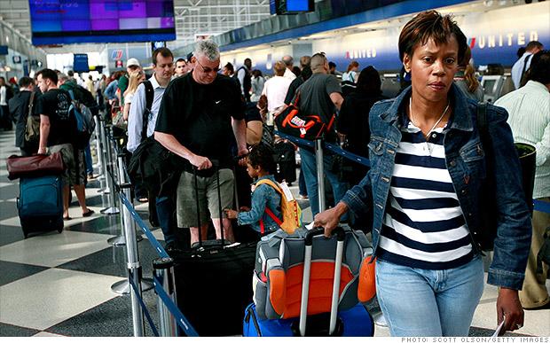 Federal government wants airlines to disclose baggage fees, other costs