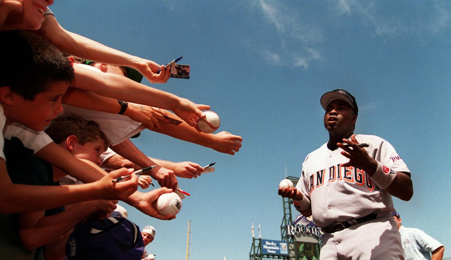 Tony Gwynn dies, Skoal stock soars