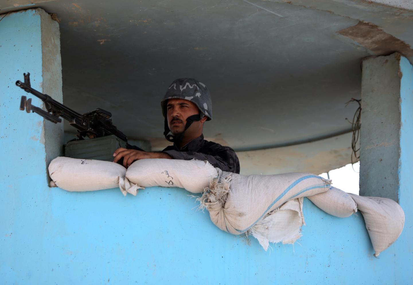 Oil prices off highs, but Iraq turmoil widens