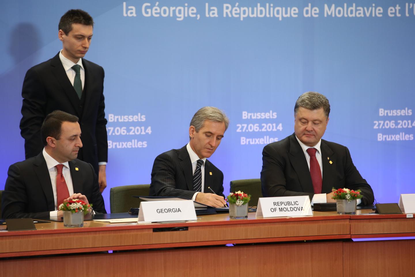 E.U. signs Ukraine association deal, puts off sanctions till Monday