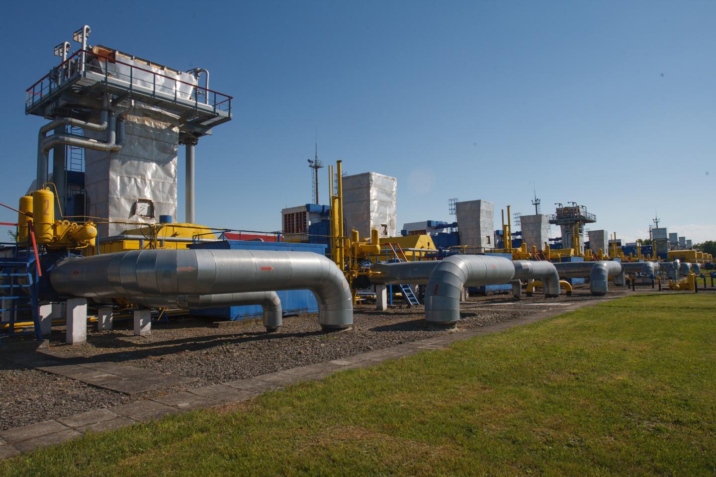 Gazprom gives Ukraine respite on gas bill but fighting flares again