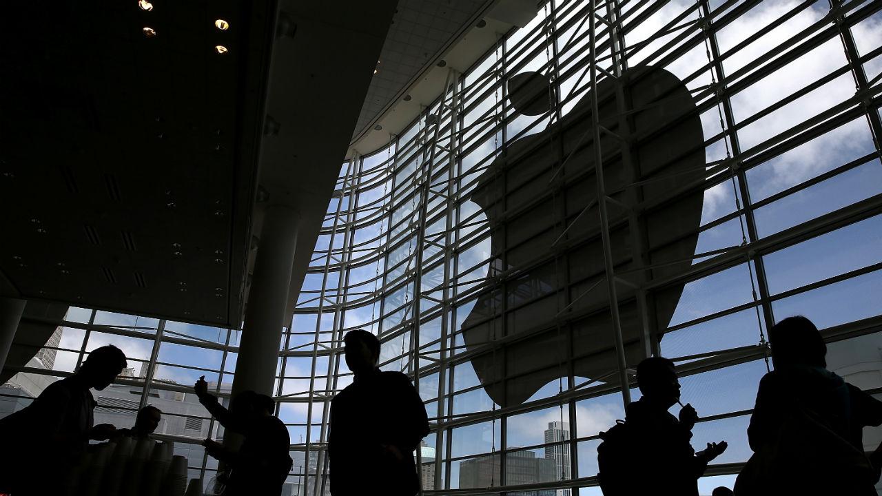 Apple loses long-time board member, discloses big pay packages