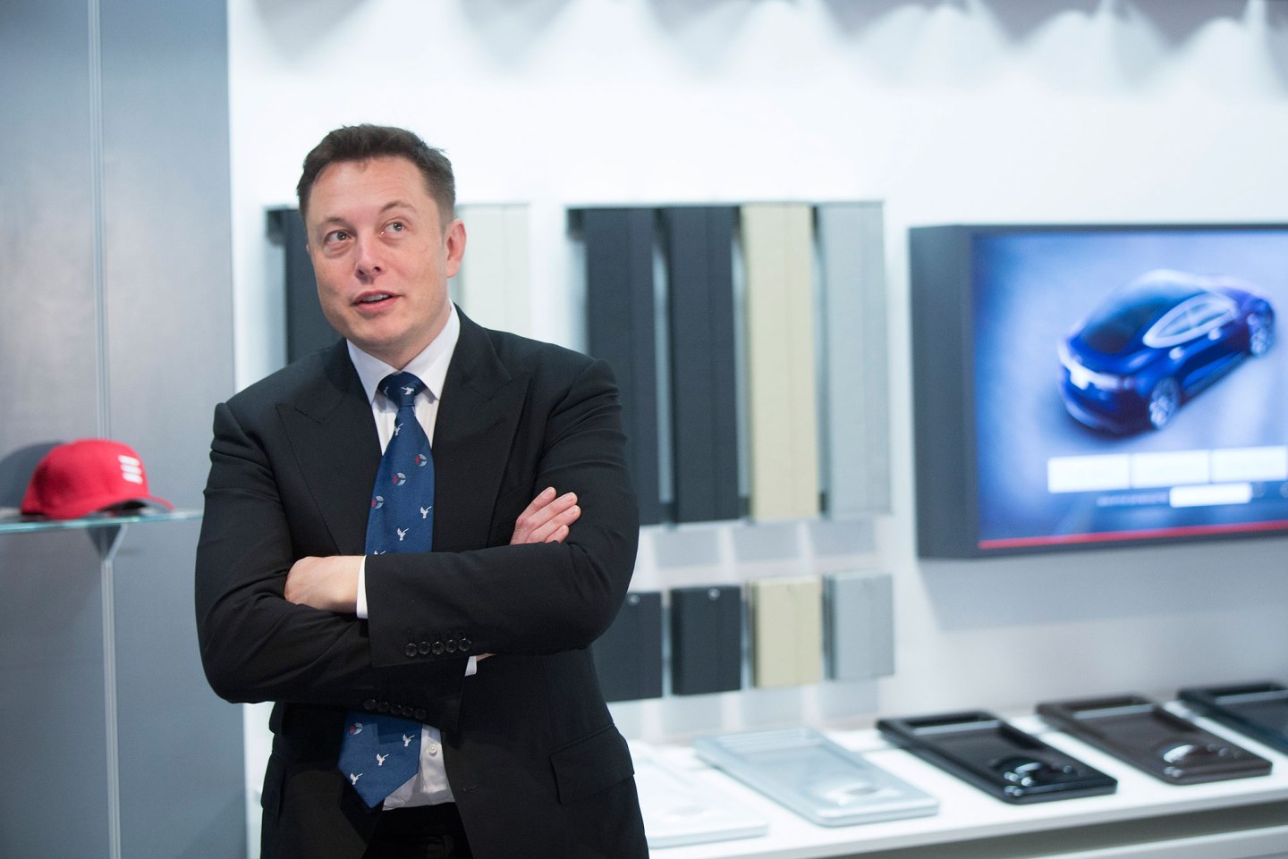 Elon Musk, billionaire, co-founder and chief executive officer of Tesla Motors Inc., poses for a photograph inside the Tesla store at Westfield Stratford City retail complex in London, U.K., on Thursday, Oct. 24, 2013. Tesla, the electric-car maker led by Musk, had its first quarterly profits this year with a boost from selling California pollution credits. Photographer: Simon Dawson/Bloomberg *** Local Caption *** Elon Musk