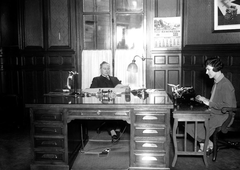 Manager and his secretary-typist. Paris. On 1927.
