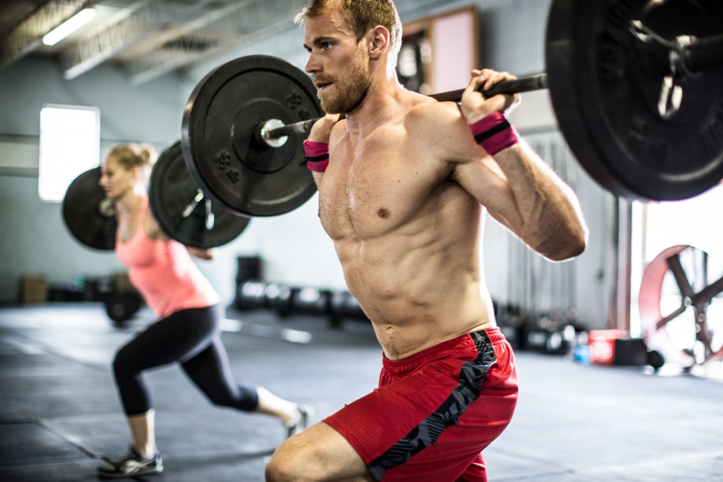 man doing crossfit lunges