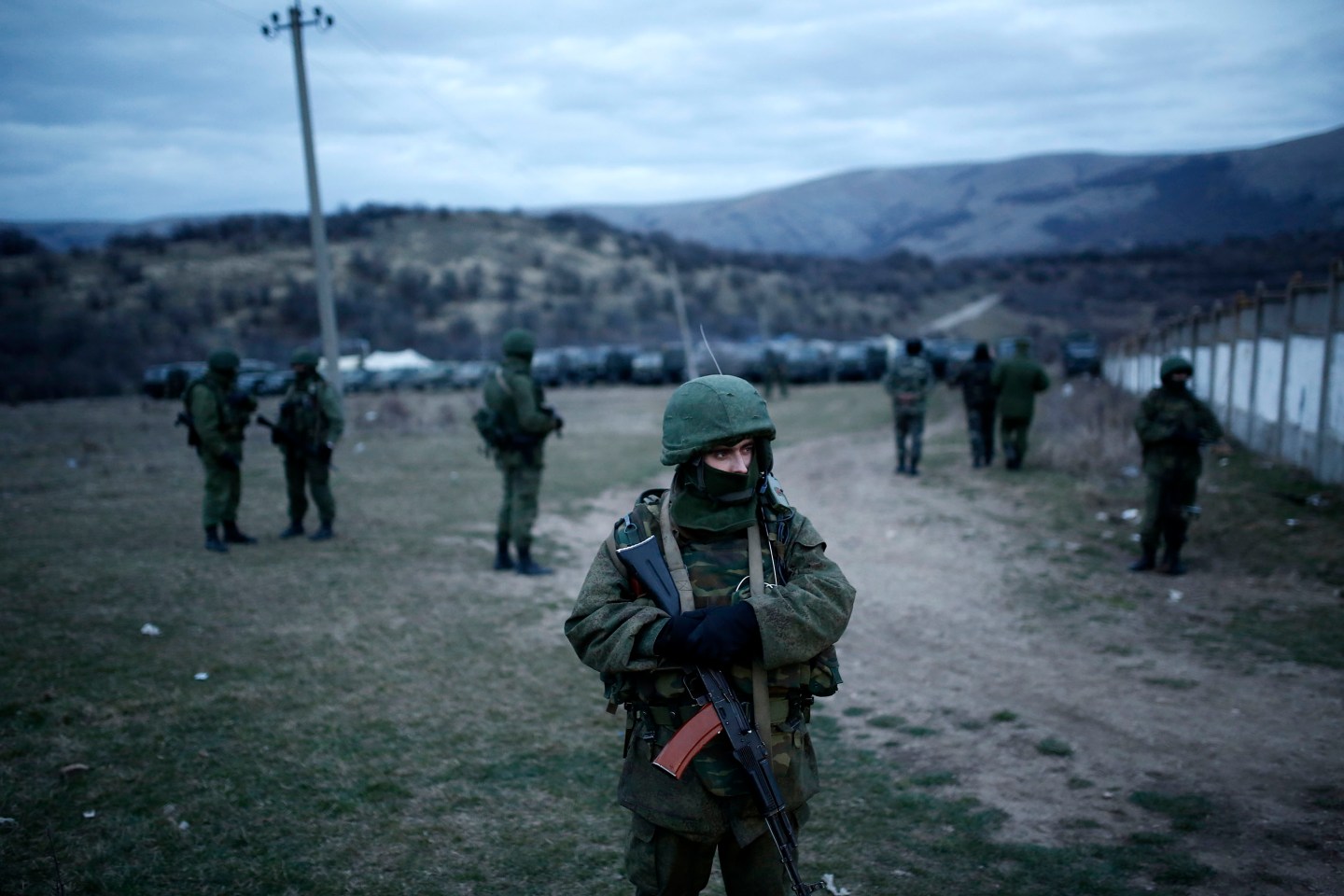 Russian armed forces encircle Ukranian troops in Crimea