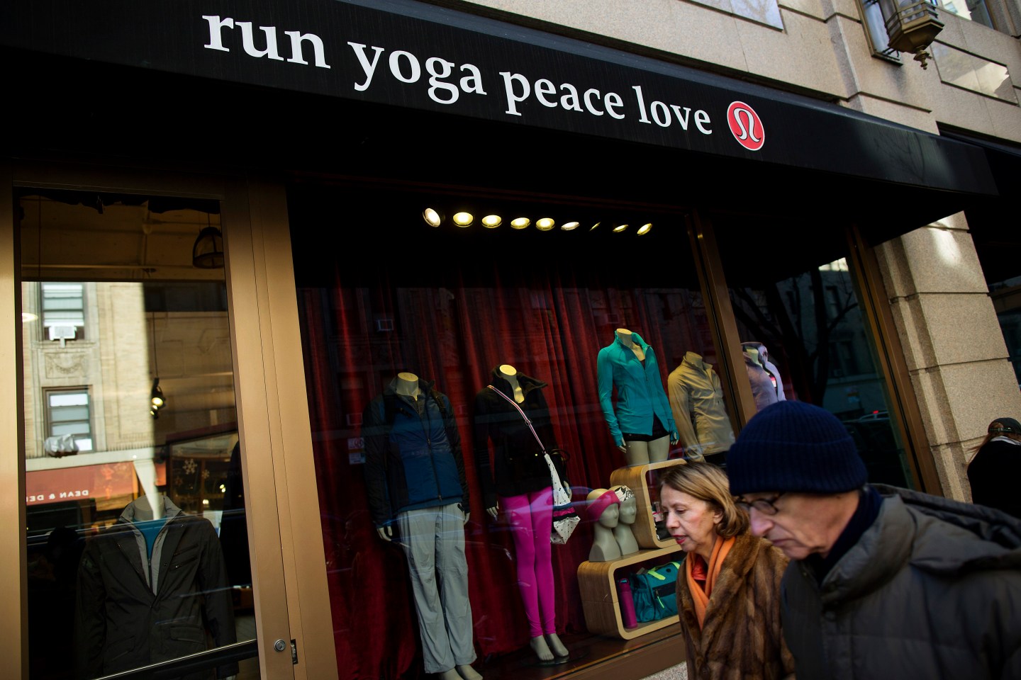 Lululemon Falls as Forecast Trails Estimates Amid Product Delays