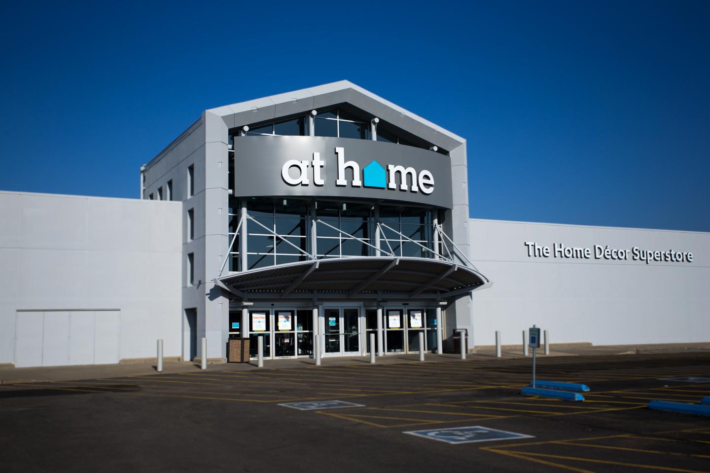 As Wal-Mart thinks small, this retailer says bigger is better