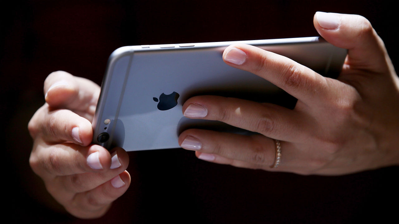 Apple sued over vanishing text messages