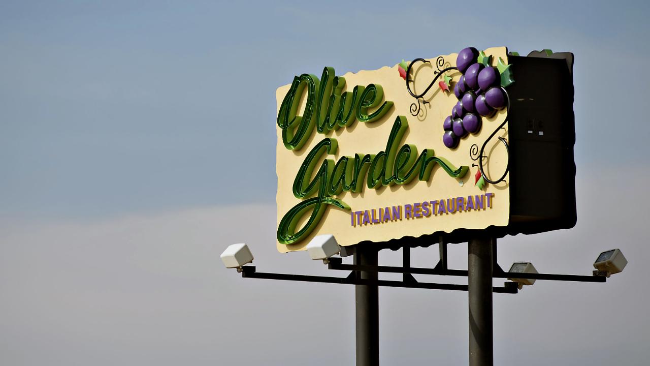 Olive Garden defends its unlimited breadsticks, salad strategy