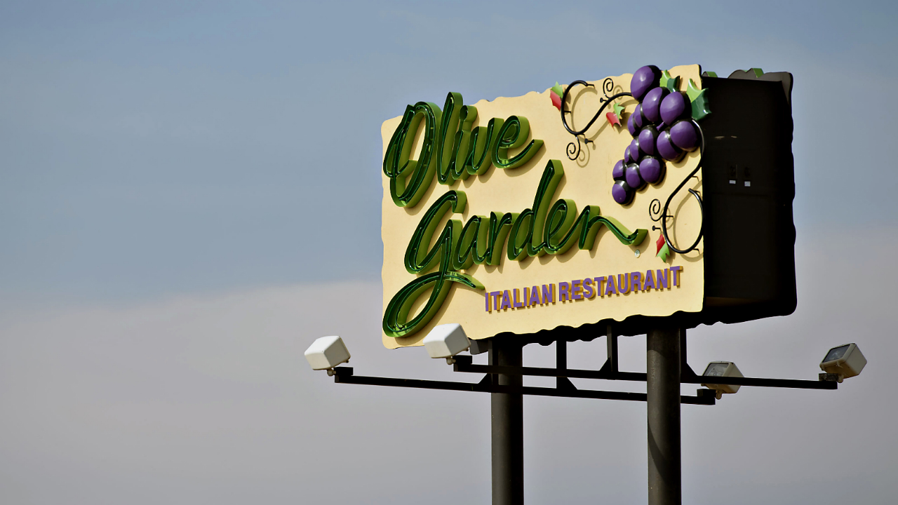 Olive Garden defends its unlimited breadsticks, salad strategy