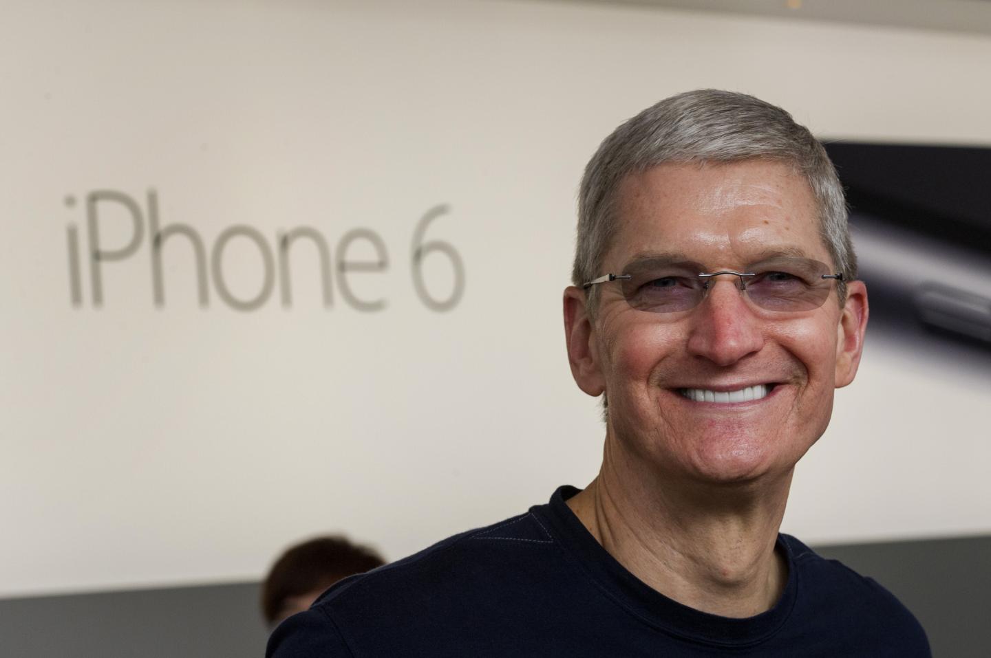Apple's New Big-Screen iPhones Draw Long Lines As Sales Start