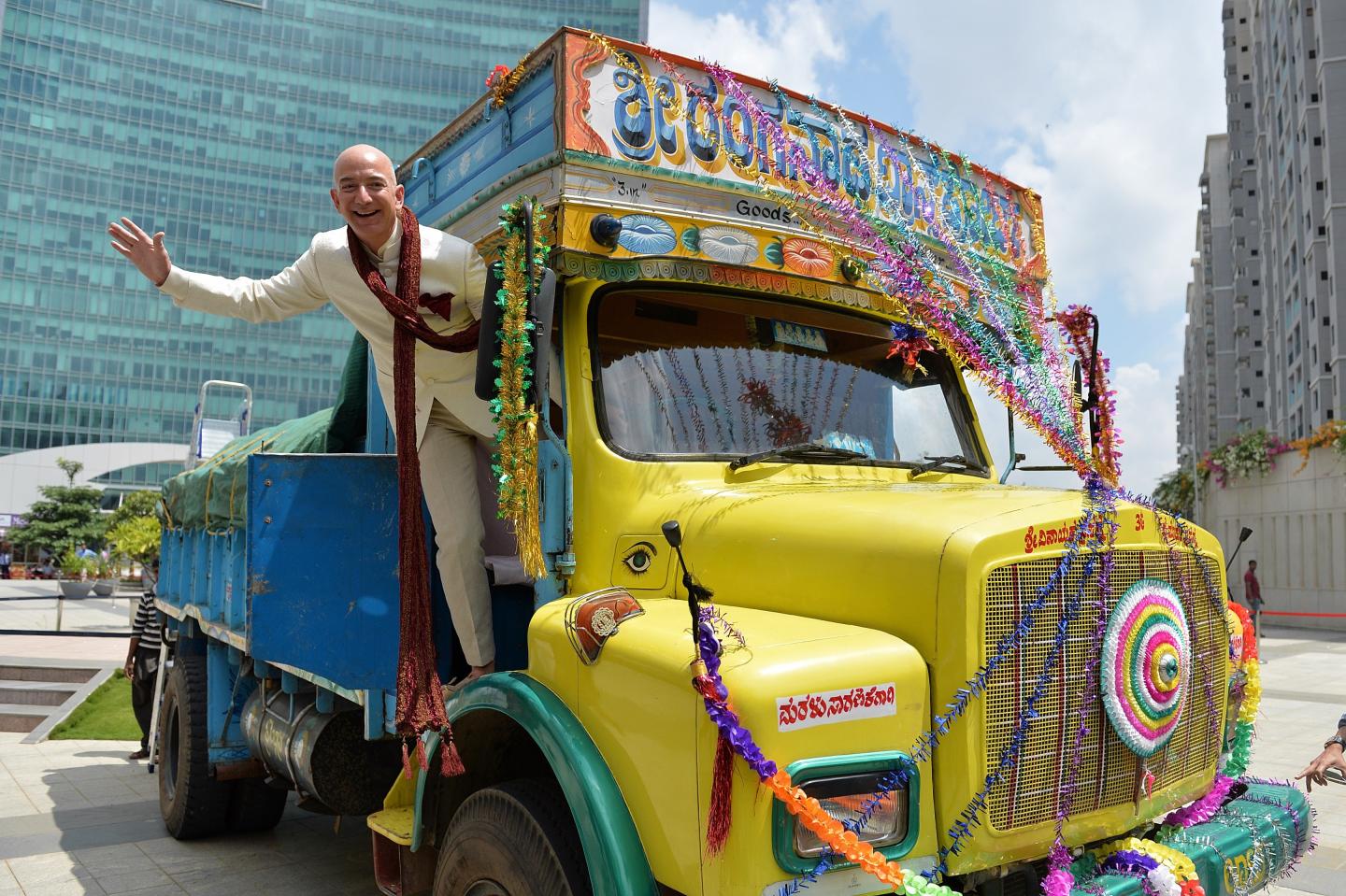 INDIA-ECONOMY-AMAZON-BEZOS
