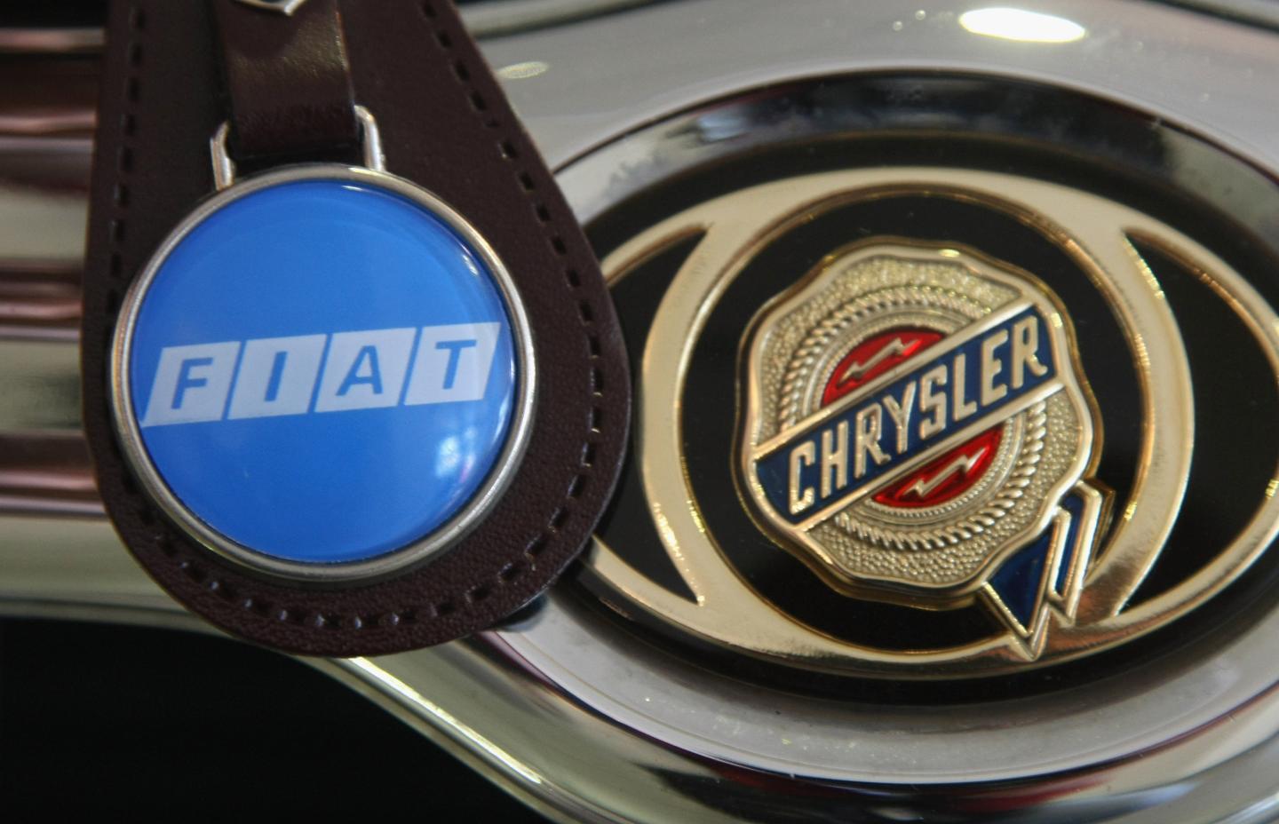 Chrysler issues recalls for nearly 750,000 cars