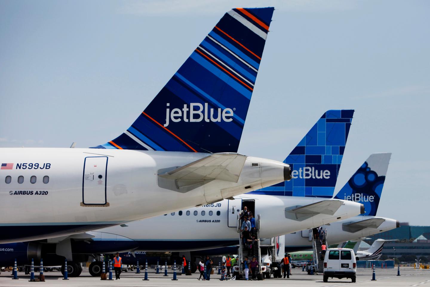 JetBlue to add new bag fees, cut legroom in planes