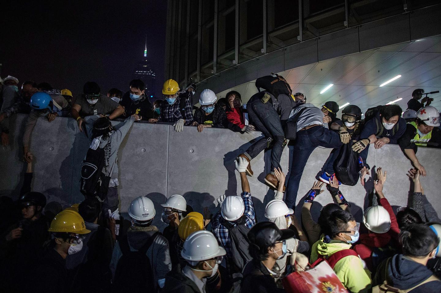 Police & Bailiffs Move In To Clear Hong Kong Protest Sites After Seven Weeks of Demonstrations