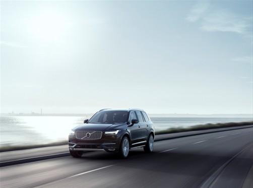 The all-new Volvo XC90 in Onyx Black Metallic with a T6 engine and AWD features 21”-inch wheels with 8-spoke diamond cut rims in Silver Bright as well as a panoramic glass roof and LED headlights for a refined look.