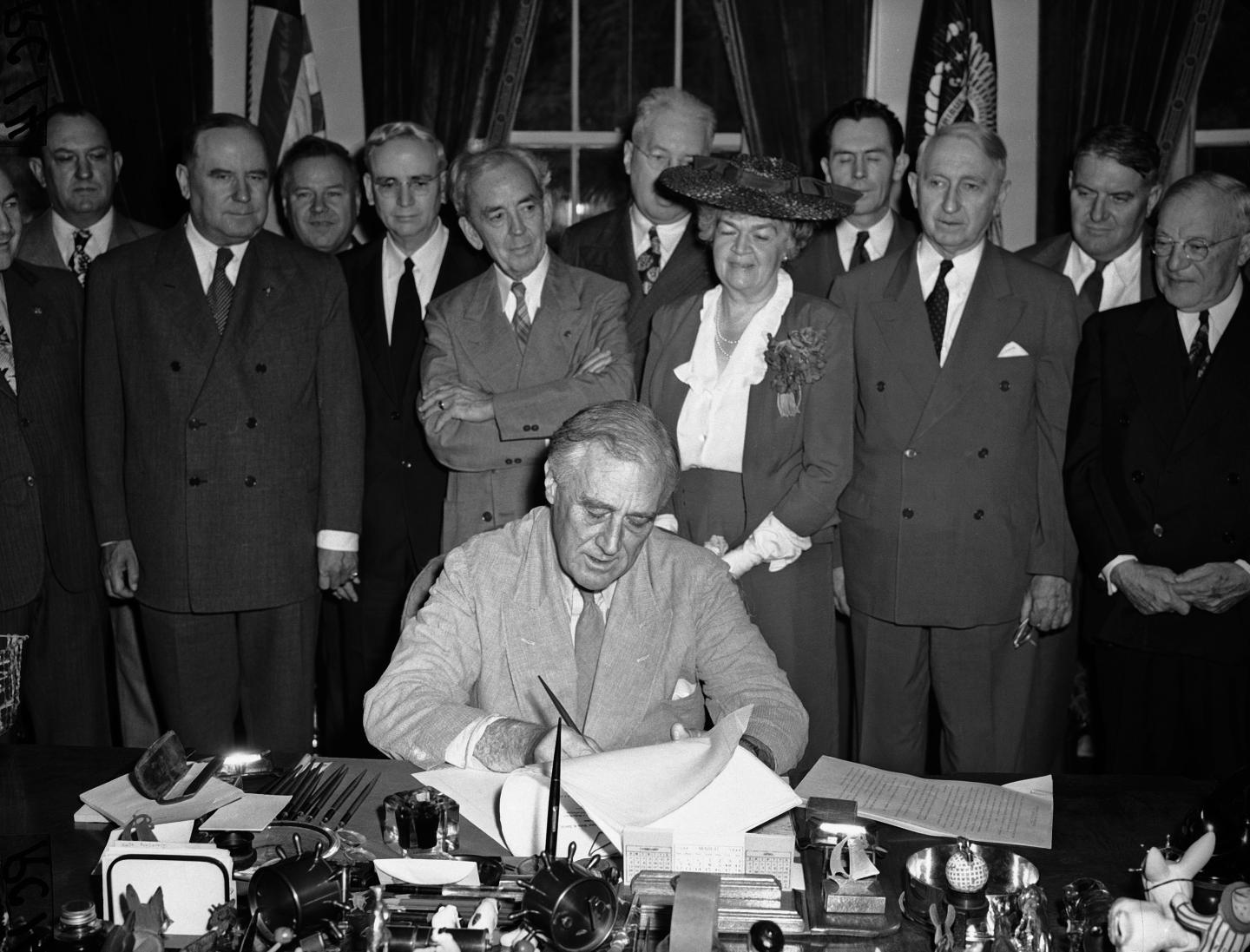 Franklin D. Roosevelt, Bennett Clark, Harbin Peterson, A. Leonard Allen, John Rankin, Paul Cunningham, Edith Nourse Rogers, Sullivan, Walter George, John Steele, Robert Wagner