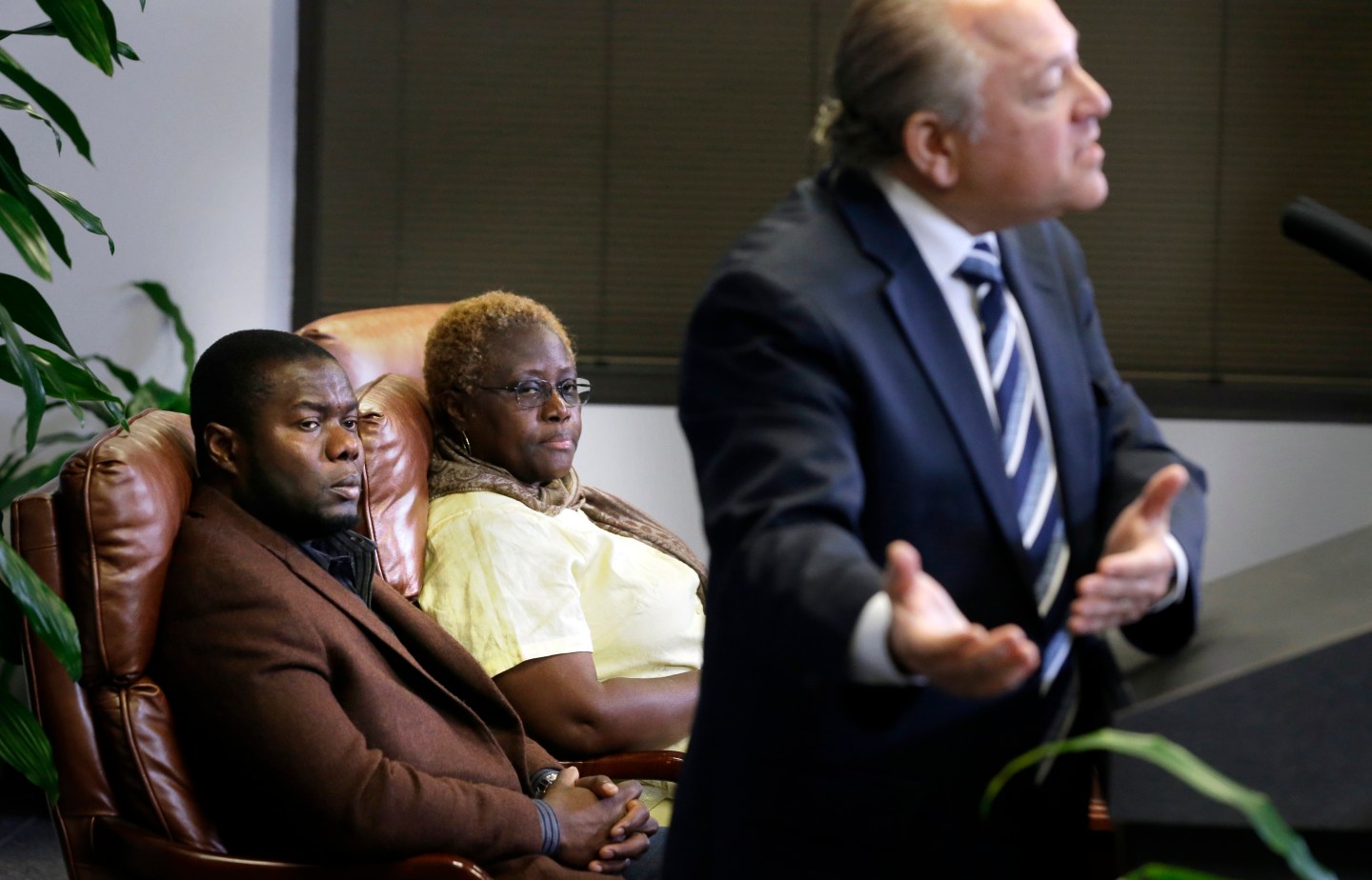 Josephus Weeks, Les Weisbrod, Mai Wureh