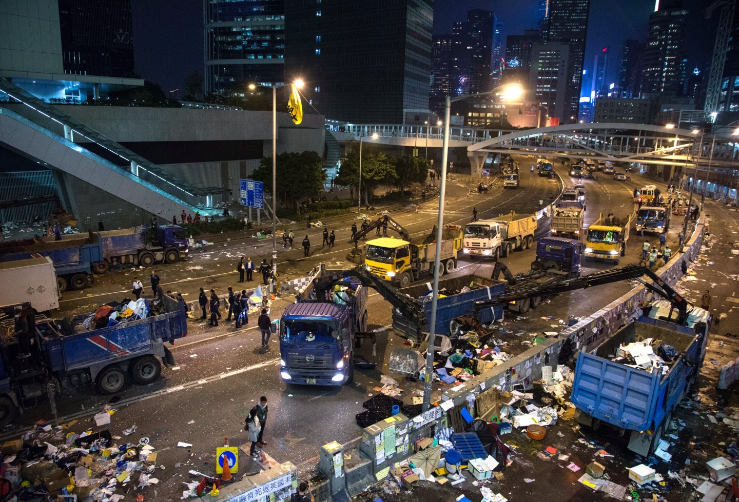Hong Kong Police Begin Clearances of Admiralty Protest Site