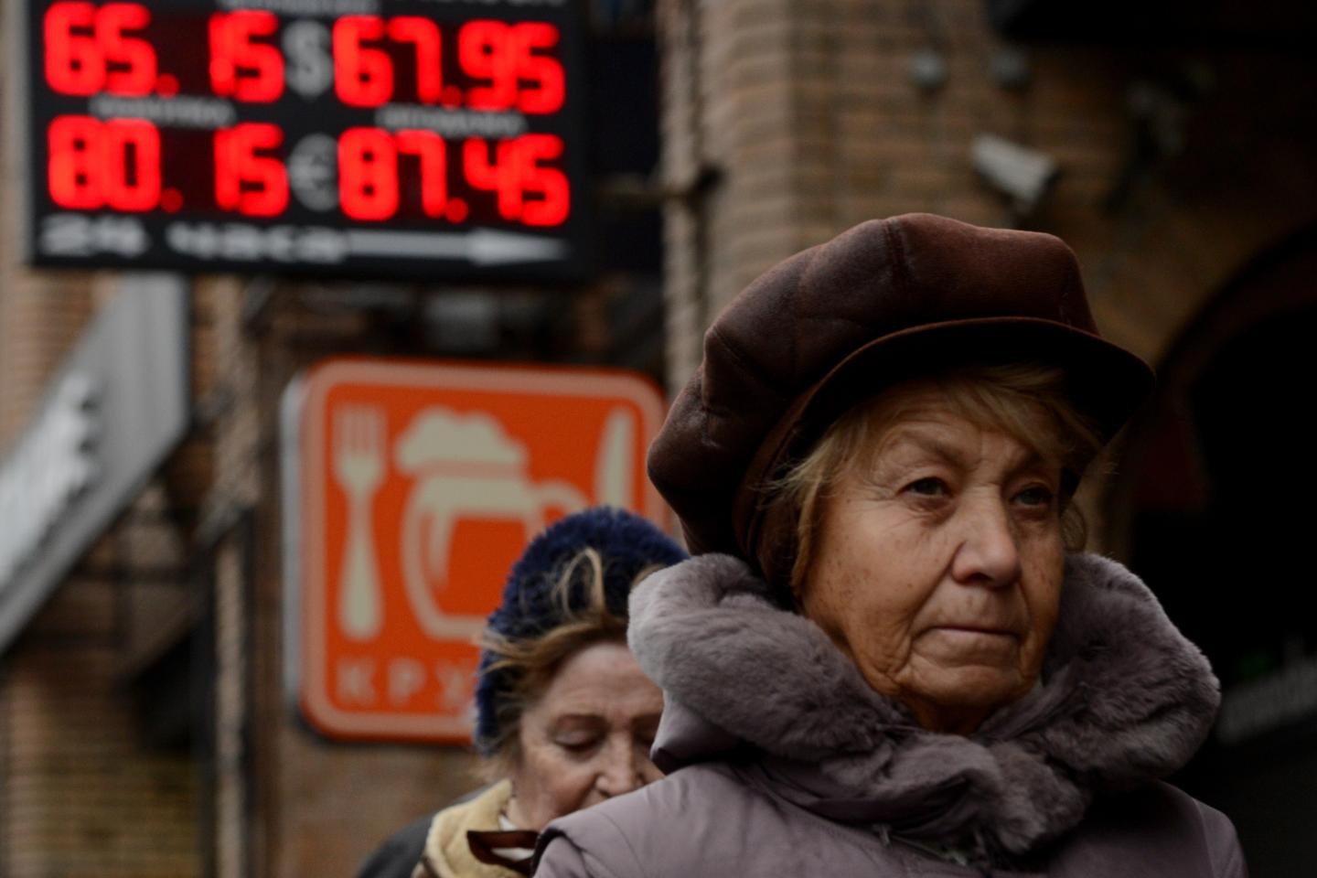 RUSSIA-ECONOMY-FOREX-RUBLE-DROP