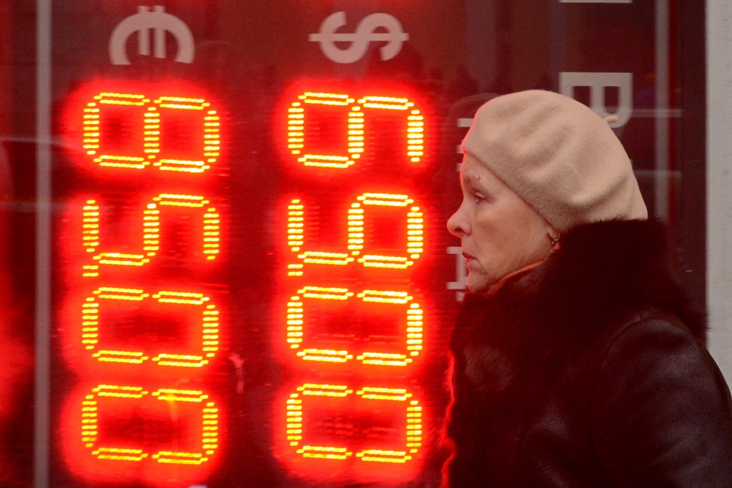 RUSSIA-ECONOMY-FOREX-RUBLE-DROP