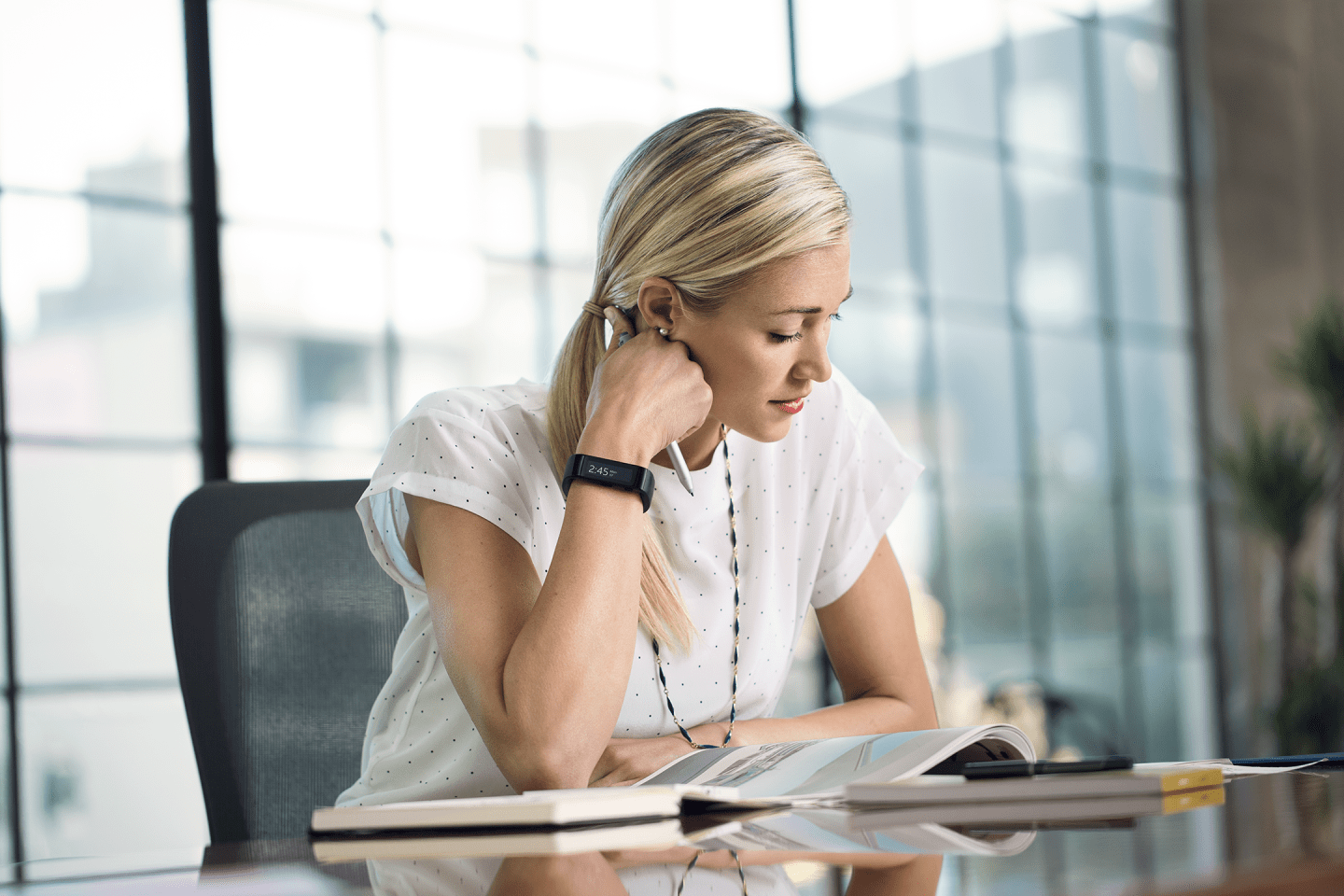 Microsoft Band woman office
