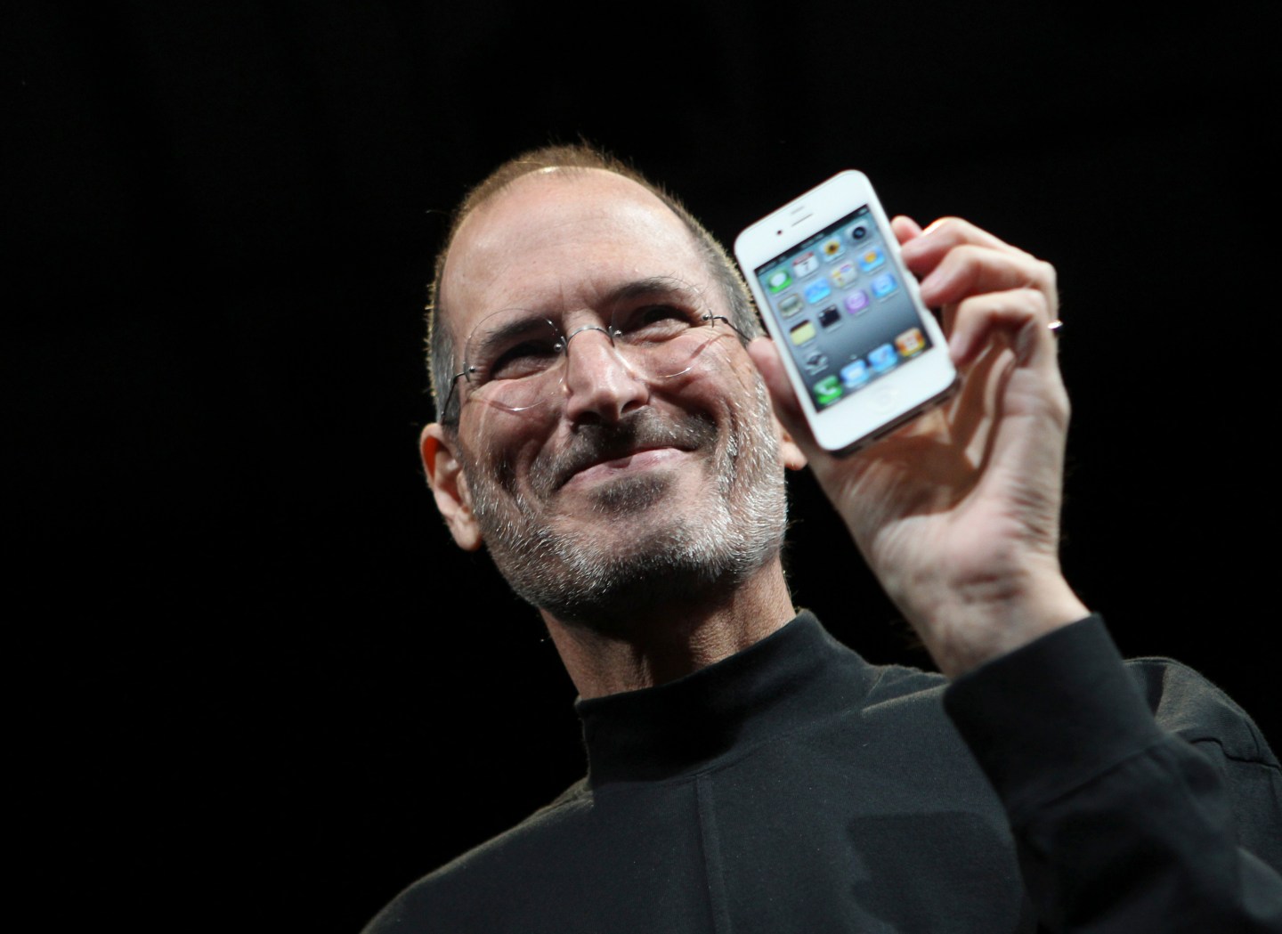 Apple CEO Steve Jobs poses with the new iPhone 4 during the Apple Worldwide Developers Conference in San Francisco, California June 7, 2010. REUTERS/Robert Galbraith  (UNITED STATES - Tags: SCI TECH IMAGES OF THE DAY BUSINESS) - RTR2EVJN