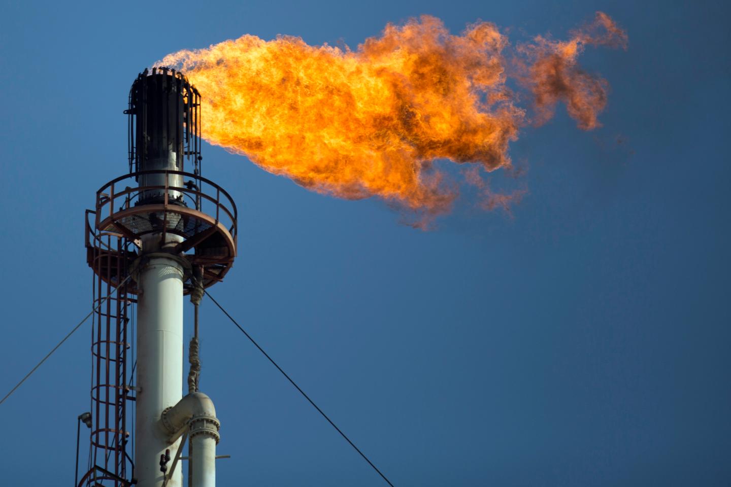 Oil Declines Below 60USD A Barrel