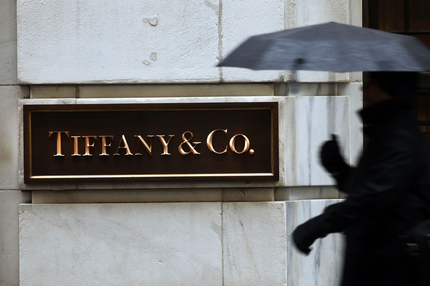 Tiffany's Cuts 2015 Profit Outlook After Poor Holiday Season Sales