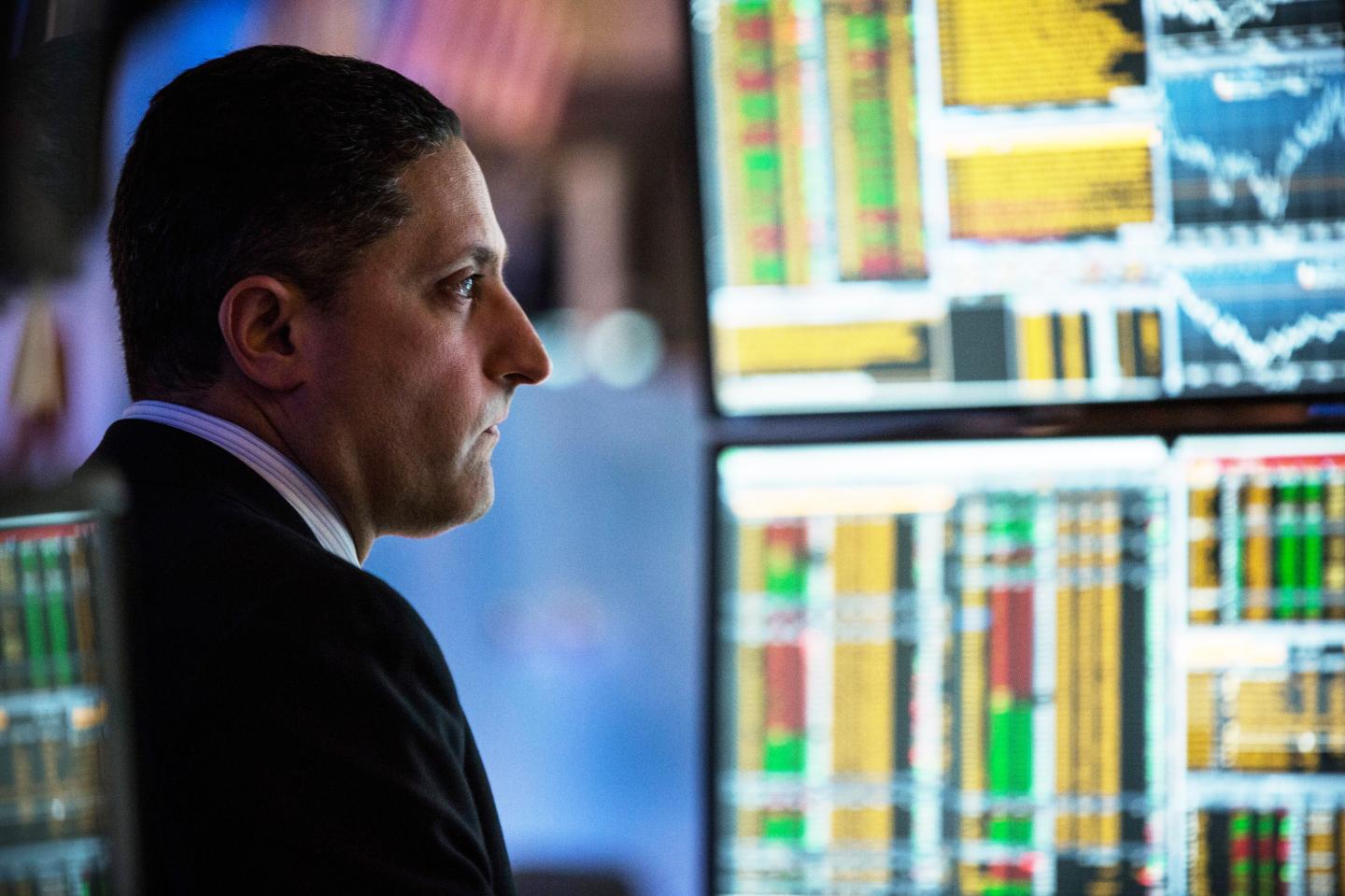 NEW YORK, NY - JANUARY 20:  A trader works on the floor of the New York Stock Exchange during the afternoon of January 20, 2015 in New York City. The market closed largely unchanged from the beginning of the day.  (Photo by Andrew Burton/Getty Images)
