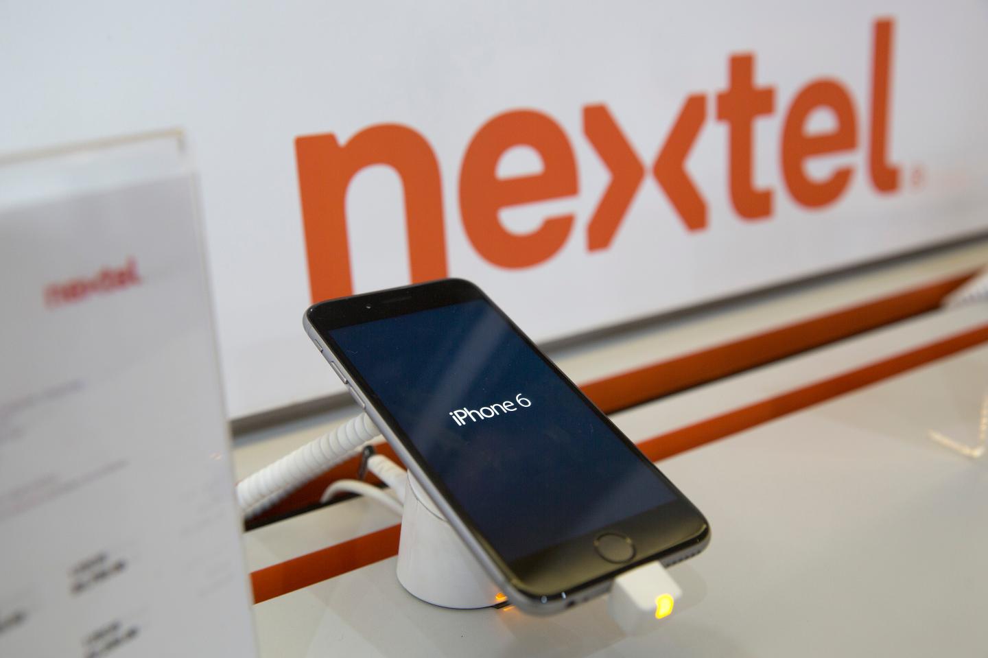 An apple Inc. Iphone 6 displayed on a Nextel exhibit table inside a Nextel attention center branch store in Mexico city, Mexico on Tuesday, Jan. 27, 2015. Photographer: Susana Gonzalez/Bloomberg