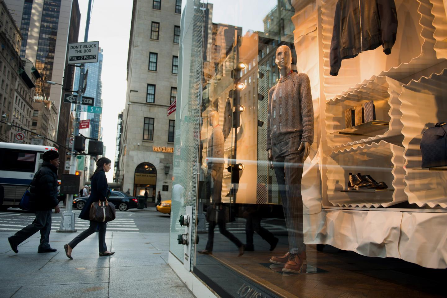 Shoppers On Fifth Avenue Ahead OF Consumer Comfort Figures