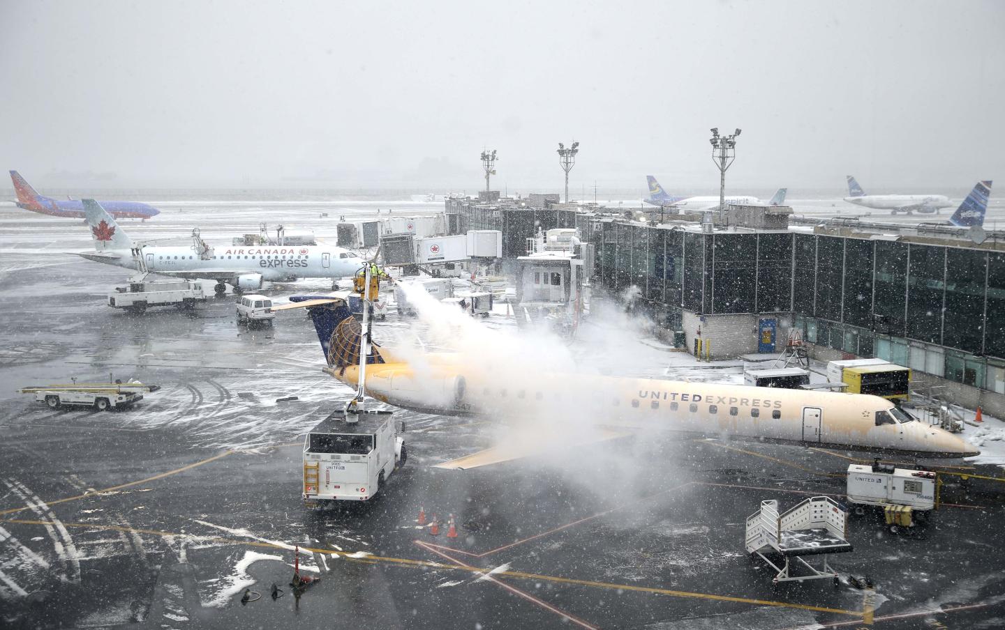 APTOPIX Winter Weather Flights