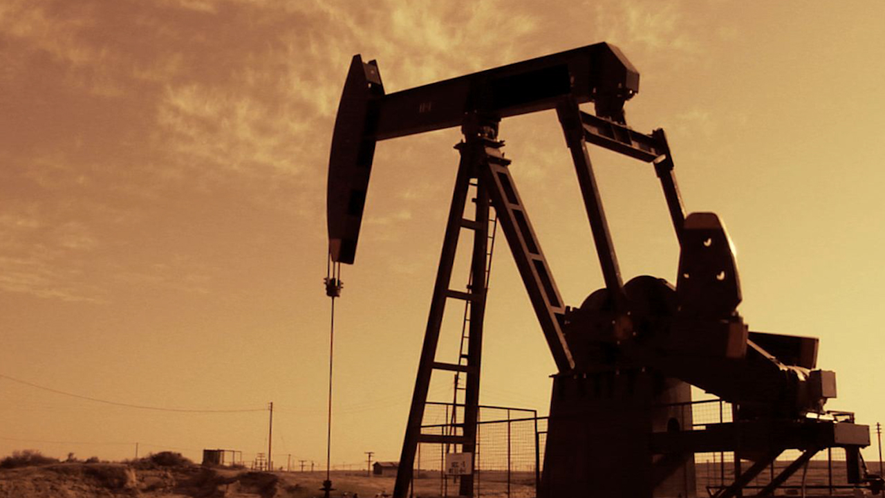 With crude prices sinking, oil industry layoffs are on the way
