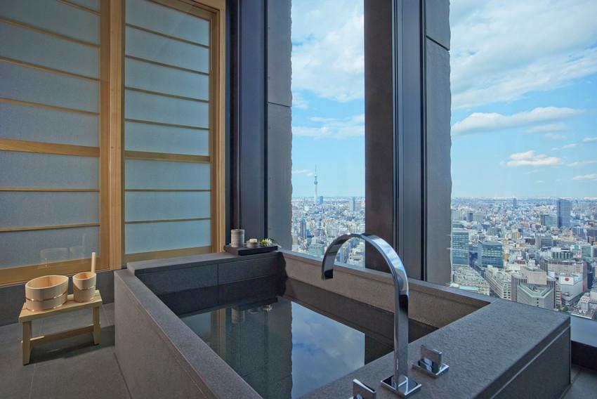 Relaxation atop Tokyo’s skyline