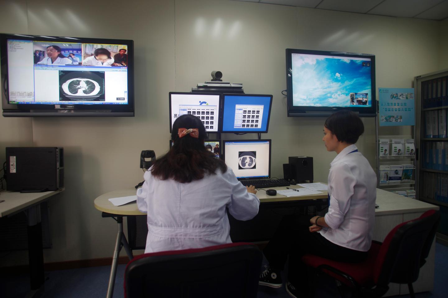 Doctors diagnose a patient remotely at the First Hospital of Zhejiang Province in Hangzhou