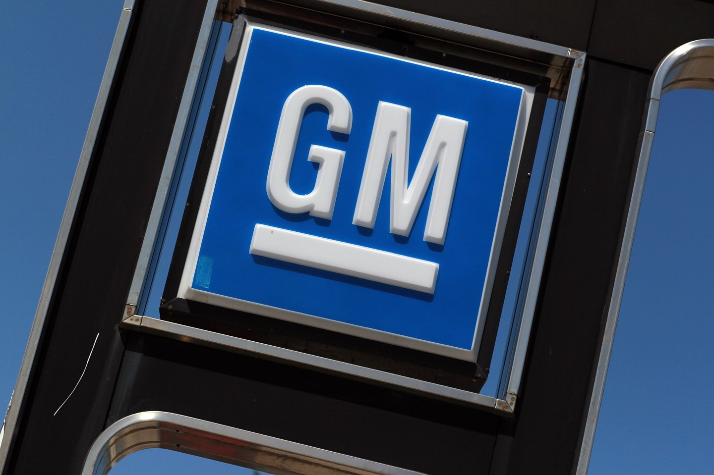GM testing a car-sharing app, taking aim at Zipcar and Uber