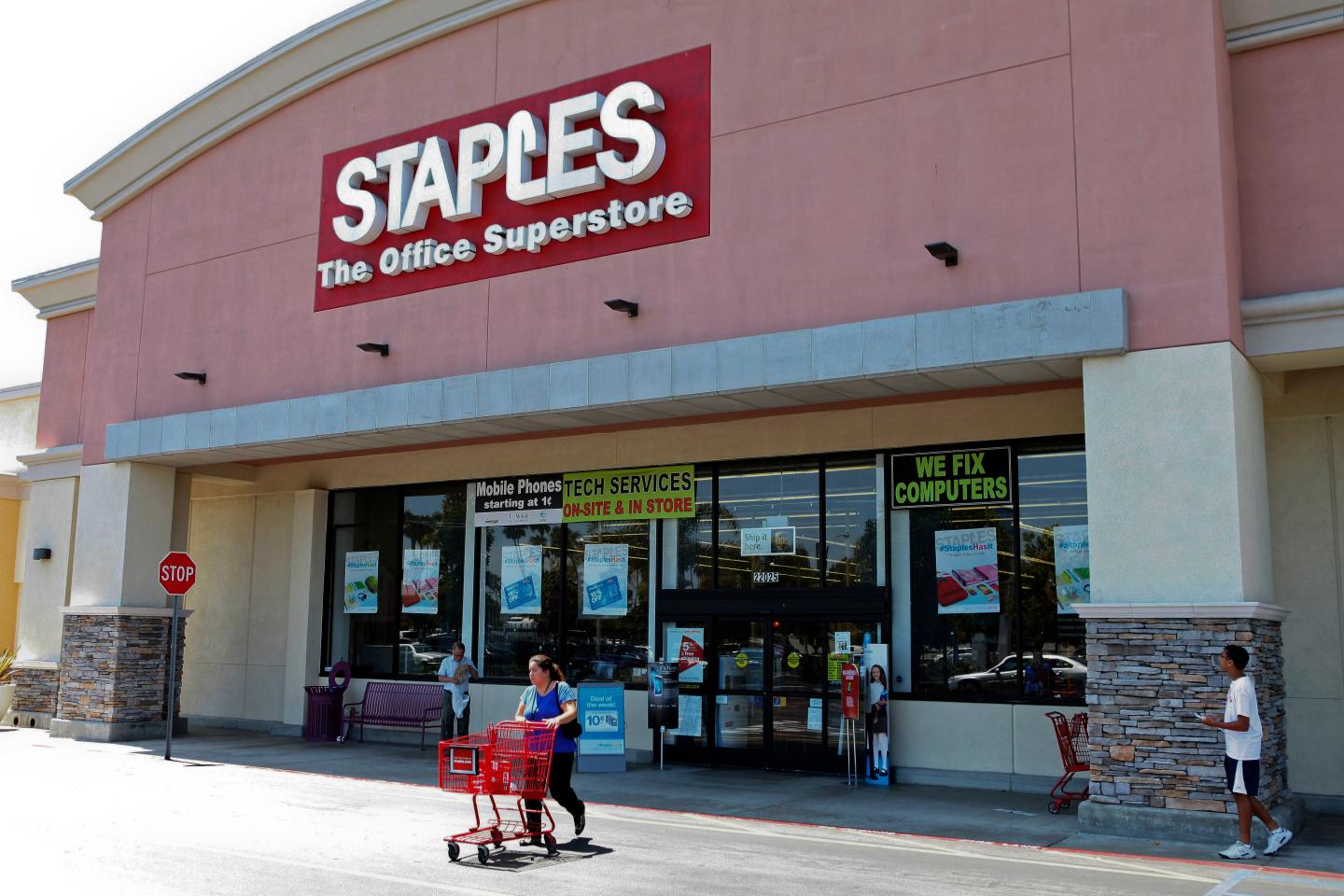 Staples Plunges Most in a Year After Cutting Profit Forecast
