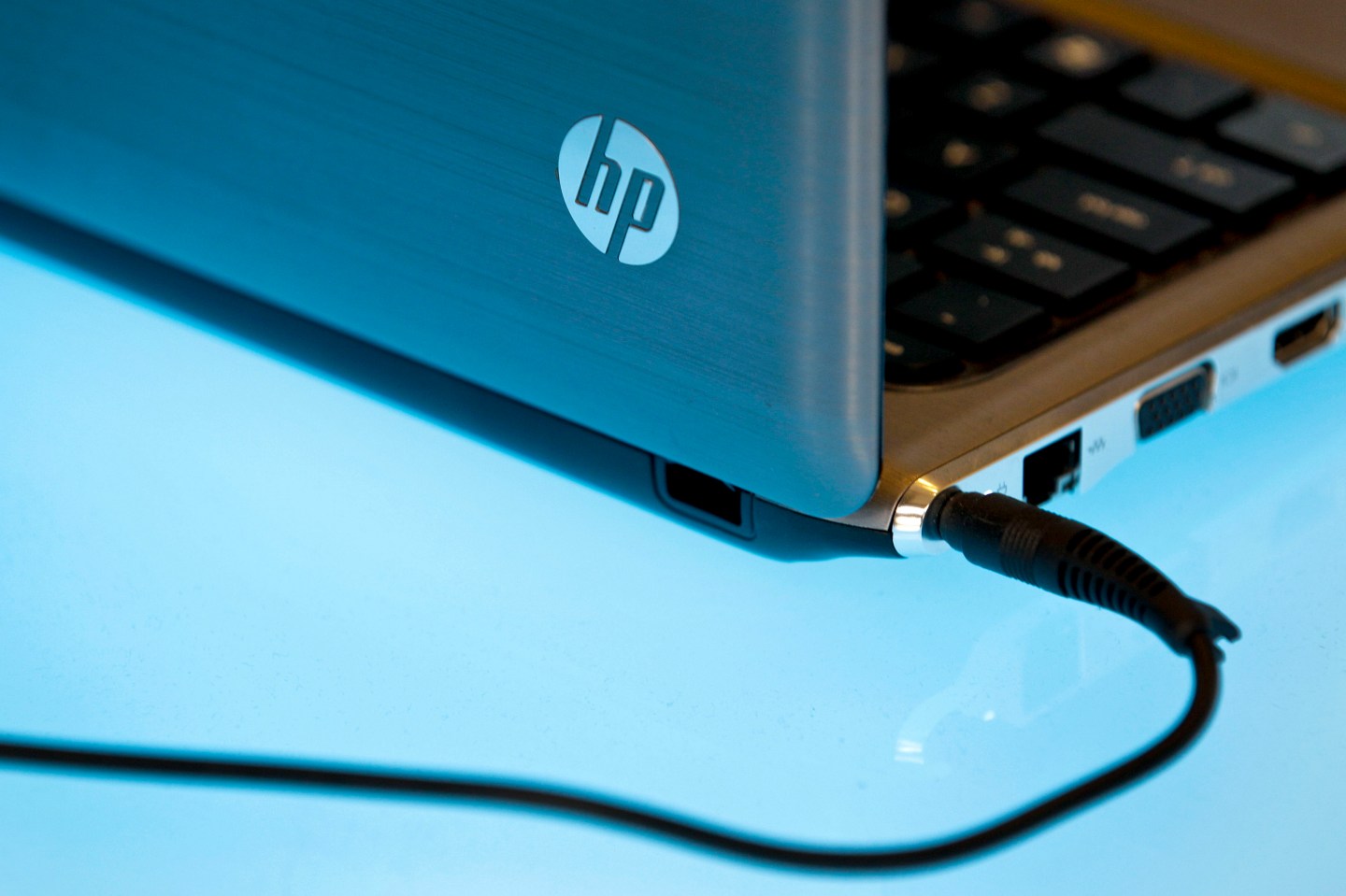 Hewlett-Packard Misses Estimates As Consumers Curb Spending
