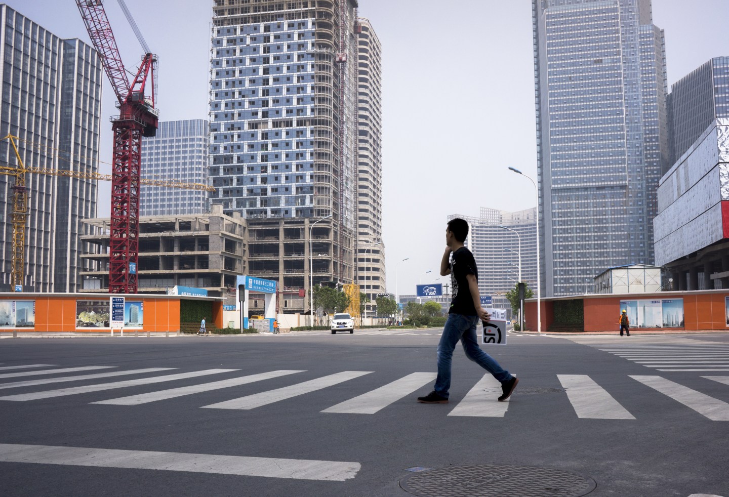 Construction sites and vacant streets in Xiangluo Bay.