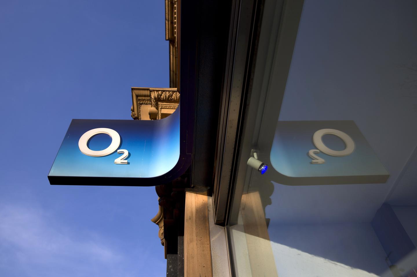 BRITAIN-HONGKONG-TELECOME-LI-HUTCHISON-O2
