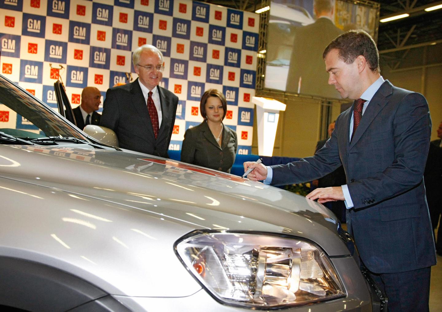 Russian President Dmitry Medvedev (R) au