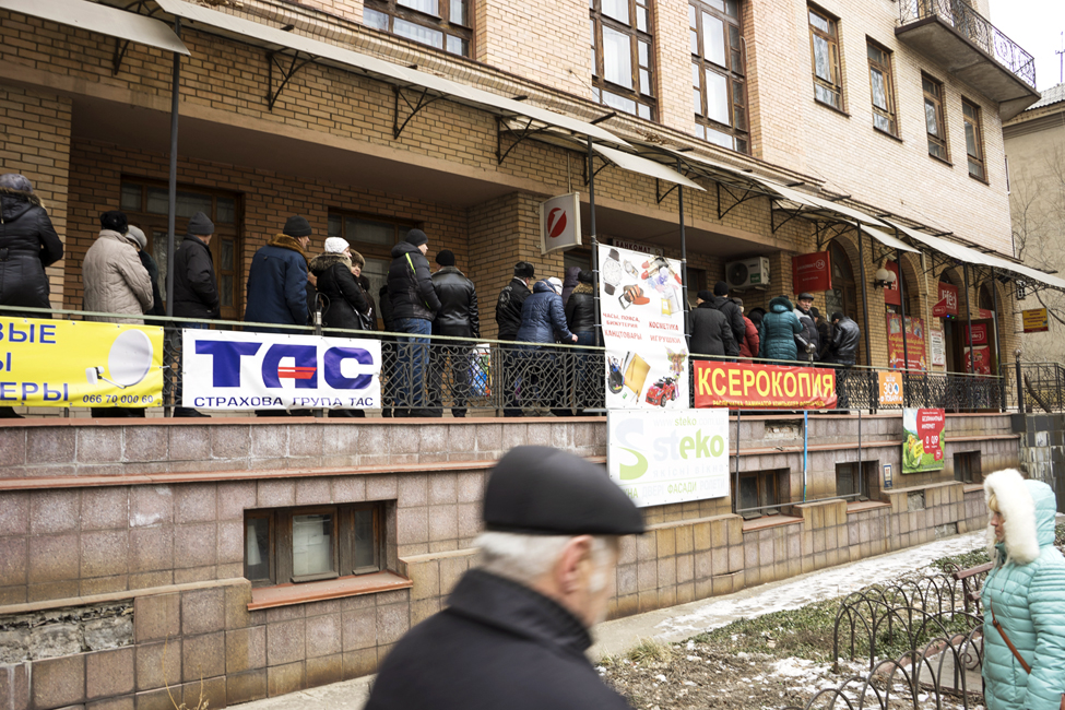 Bank Queues As Ukraine Truce Teeters