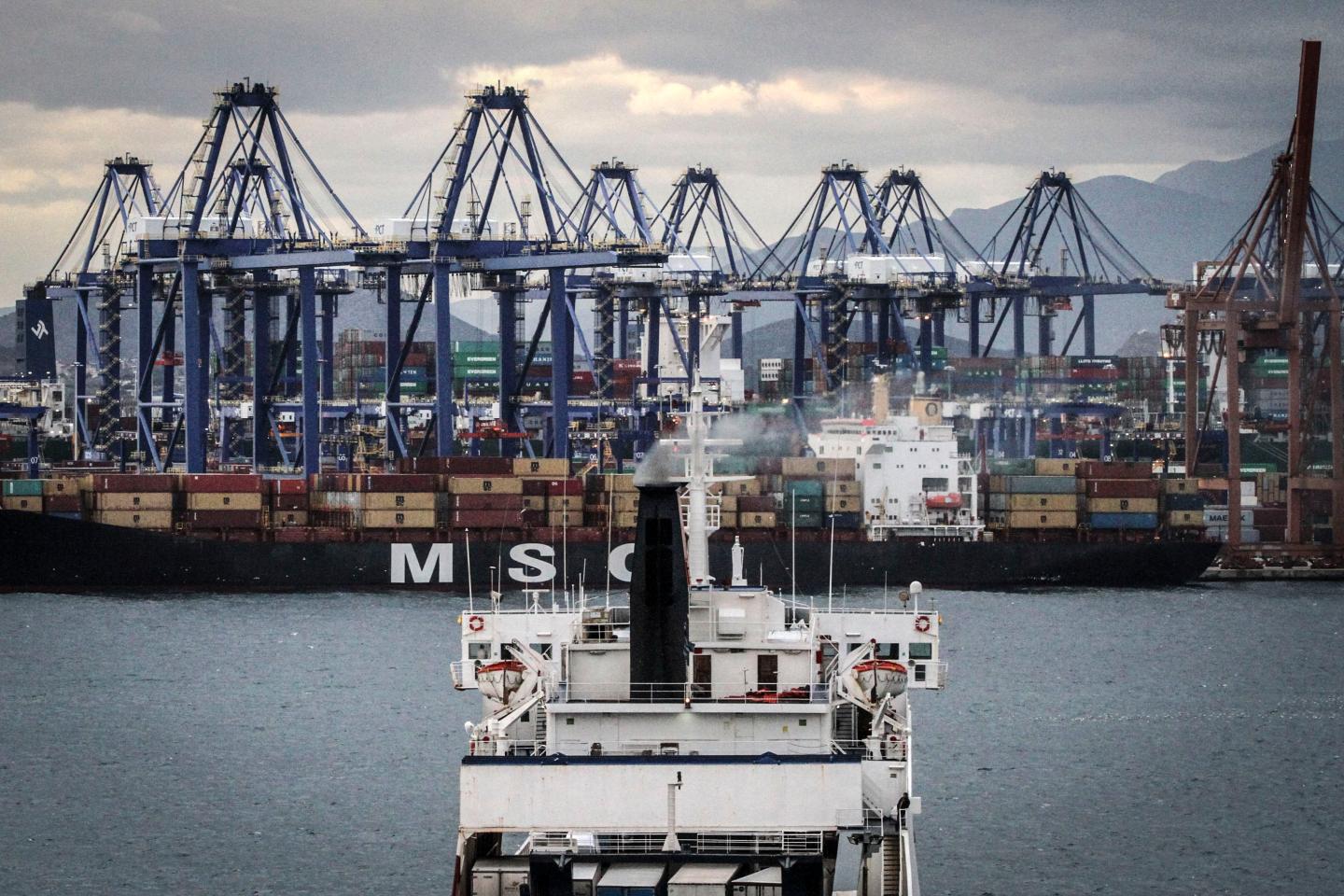 New Greek government pulls privatization of Piraeus port