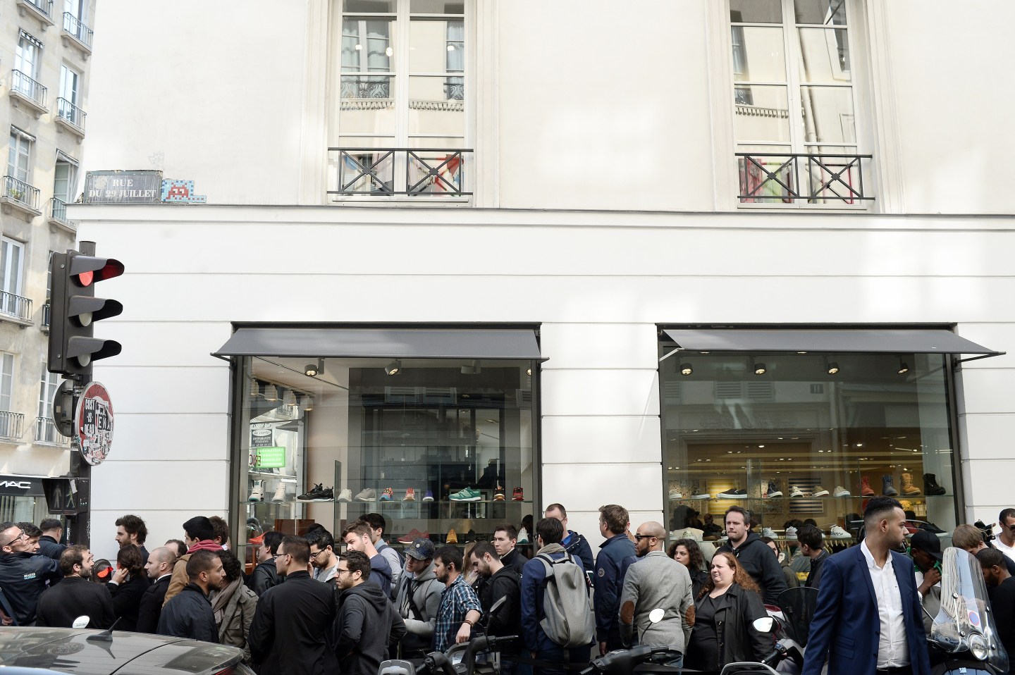 FRANCE-ECONOMY-APPLE-WATCH