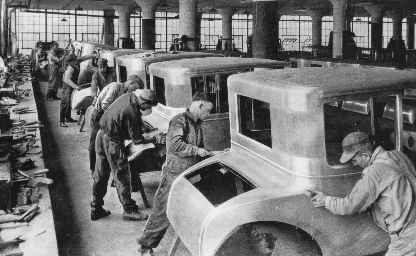 Classic Collection. Page: 44. 10385107. Detroit, Michigan, USA. circa 1927. A group of men working on an assembly line of car bodies at the Ford motor plant in Detroit