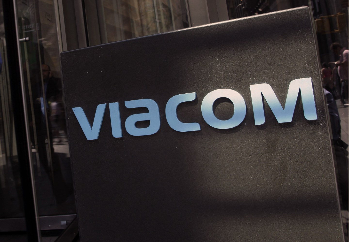 Earns Viacom
